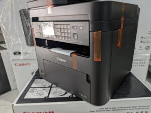 Máy in laser Canon MF273dw đặt tại bàn làm việc văn phòng